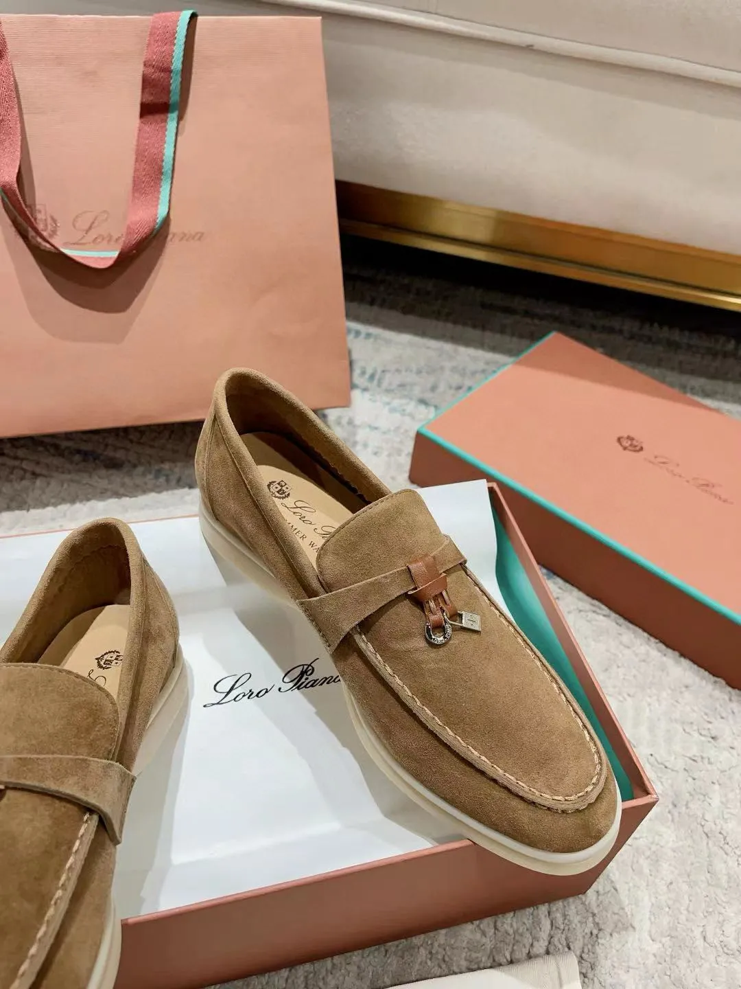 Factory price: 520💰4050 new color. Original purchase, 1⃣️: 1⃣️ folded and developed, Loro Piana professional model to try on feet, quality purchase level, flash sale of common products on the market, welcome to compare, original packaging. Fabric: Imported from Italy🐑High mercerized shearling, Lining: Hand-sewn mark thread in water-dyed cowhide imported from Italy🧵, high-end and elegant. Comfortable on the feet. Size: Women's 35-42 (41, 42) customized, non-returnable, men's 38-45 (46, 47, 48) customized, non-refundable. Fashionable boutiques that you can’t miss, a must-have item